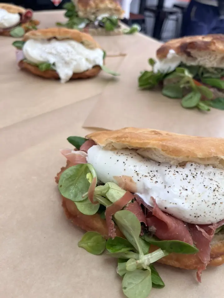 Primavera garnies de burrata, de jambon cru et de mâche, poivrées, posées sur le comptoir. Ori Panzerotti, Montpellier.